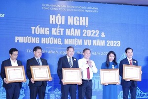 市人委会副主席杨英德（右三）向各集体和个人颁赠奖状。