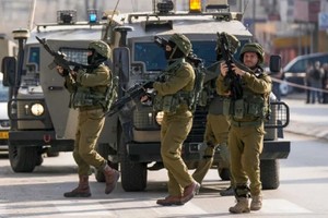 图为约旦河西岸城市纳布卢斯附近哈瓦拉检查站的以色列士兵。（图：AP）