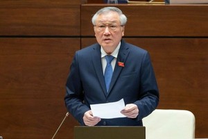 最高人民法院院长阮和平在会上答询。（图：国会）