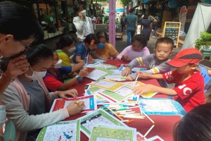 小学生在参加课外活动。（图：市书香街）