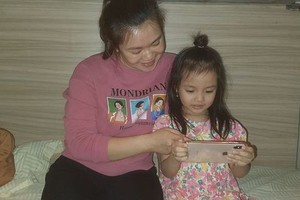 簪姐陪同女儿看动画片是她限制女儿滥用社交网的方法。