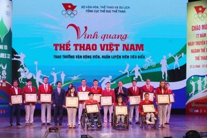 表彰优秀运动员和教练