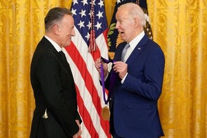 拜登把国家艺术奖章颁给美国摇滚乐传奇歌手布鲁斯‧斯普林斯汀。（图：路透社）