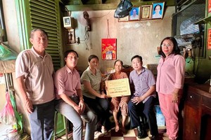 第五郡越南祖国阵线委员会领导和温陵会馆常值副理事长吴丽株探望陈英大娘。