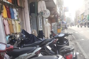 霸占人行道情况日趋严重