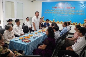 第三郡郡委书记范成坚解答武氏六坊第二街坊区居民的提问。