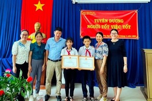 拾金不昧的两名小学生获颁发奖状。