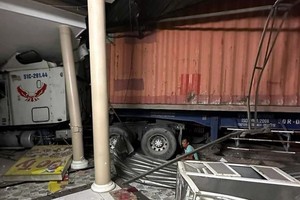 集装箱车失控撞民房