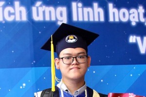 梁伟炵在毕业上获表彰。