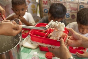 在粮食署的支持下，菲律宾儿童获得校园供餐。（图：联合国）