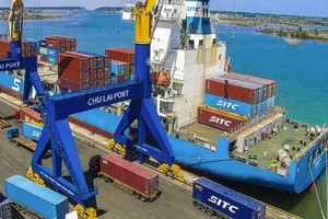 朱莱港口装卸货物。