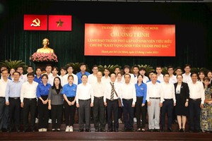 市领导与大学生合照。