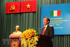 市人委会主席潘文迈在纪念会上致词。（图：越通社）