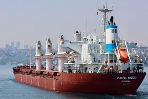 图为一艘悬挂俄罗斯国旗的散货船在伊斯坦布尔过境博斯普鲁斯海峡。（图：路透社）