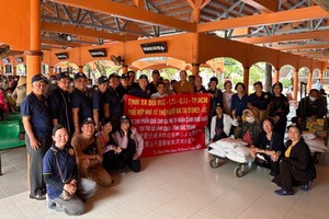 培德精舍联同最高顾问倪耀茂给蓄臻省朱洋市贫户和视障者发放白米、用品和现金。