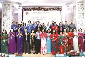 历届共青团干部激发贡献精神