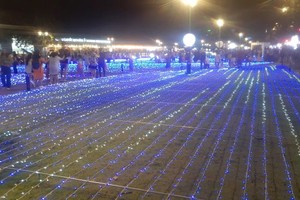 于晚上成为一片灯海的白腾码头公园吸引众多国内外游人前往打卡。