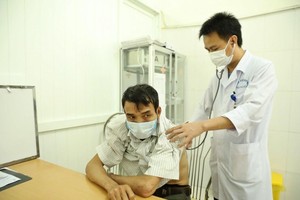 医生在为一名患者听诊。（图：越通社）