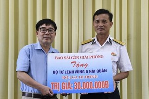 《西贡解放报》代表向海军第五区干部、战士赠送礼物。（图：文定）