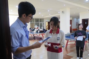 考生进入考场时，监考员核对考生身份证和准考证。