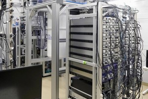 日本首台量子计算机。（图：共同社）