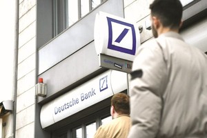 在德国柏林街头行人经过一家德意志银行网点。（图：互联网）