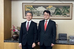 3月23日，在日本东京，韩国科技部电波政策局长崔佑赫（右）和日本总务省事务次官竹内芳明举行会晤前合影留念。（图：韩联社）