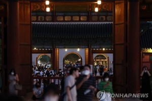 图为 2022年9月1日，游客夜间来到景福宫参观。当天是下半年景福宫夜间观览活动开放首日。 （图：韩联社）