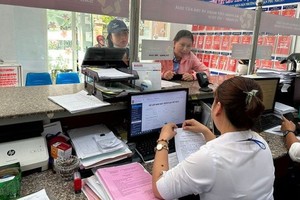 民众到坊人委会申办婚姻状况确认书。