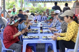 中午10时30分，很多人前往2000元饭店用餐。