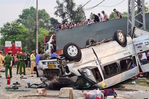 最近，某客车于凌晨3时41分在广南省山城县发生交通事故，造成10死11伤。