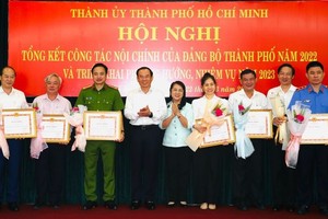 市委书记阮文年和市祖国阵线委员会主席陈金燕向各集体颁发奖状。