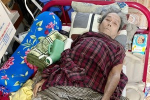 瘫痪老汉处境堪怜