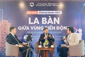 越南富布赖特大学高级讲师阮春成（中）分享越南经济情况