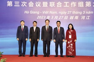 河江、老街、莱州、奠边省省委书记与中国云南省省委书记合影。（图：克玉）