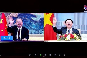 国会主席王廷惠（右）与中国全国人民代表大会常务委员会委员长赵乐际举行视频会谈。（图：VNews视频截图）