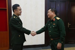 国防部副部长黄春战上将（右）接见中国驻越大使馆国防武官潘涛大校。（图：越通社）