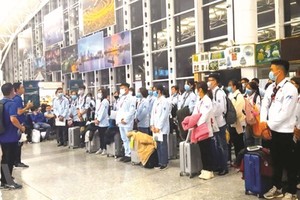 越南劳工准备赴马来西亚。