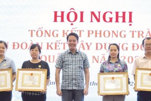 第六郡人委会副主席黎清平向连续多年获表彰文化坊颁发奖状。