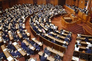 3月28日下午，日本参院全体会议以执政党等多数赞成表决通过了2023年度预算。（图：共同社）