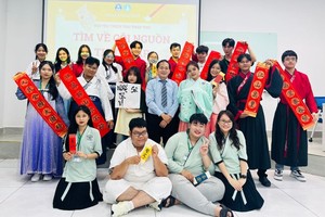 文献大学外语系副主任赖开荣（二排右五）和参加“书法溯本寻源”活动的大学生合照留念。