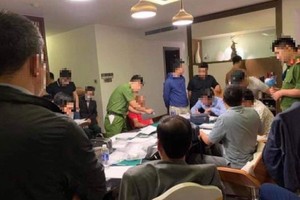 职能力量突击搜查，当场人赃并获22名赌徒。（图：警方提供）