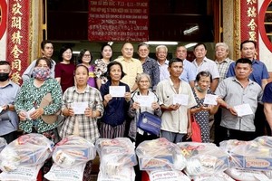 培德精舍理事会与第十一郡第十三坊贫户代表合摄。