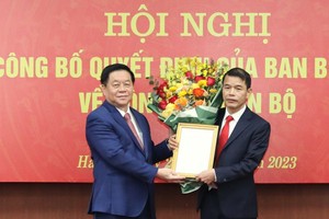 中央宣教部部长阮仲义（左）向武青梅同志颁授人事委任《决定》。（图：宣教部）