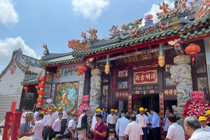 珠洋市国内外乡亲兴高采烈参加清明古庙重修落成典礼。