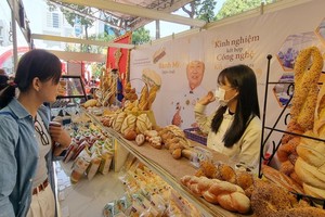 亚洲饼家的摊位展出各种特色的面包和饼糕。