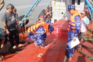 第四区海警司令部工作组查封私运的柴油。（图：国俊）