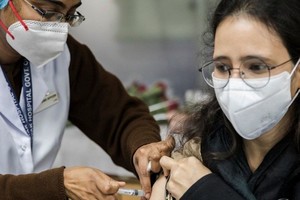 医生在接种新型冠状病毒疫苗。（图：WHO）