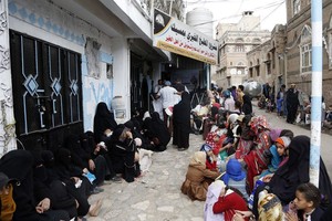 也门萨那，来自受八年战争和封锁影响家庭的妇女和女孩等待接受慈善厨房提供的免费膳食。（图：Getty Images）