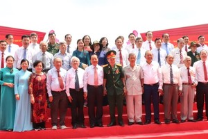 以堤岸-中县地区战士为荣